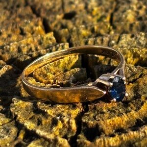 10K Gold Ring With Sapphire Gemstone